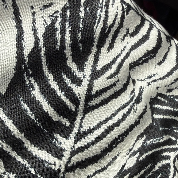 Cynthia Rowley 100% linen, tropical black and off white print
Size 2X - Picture 8 of 9